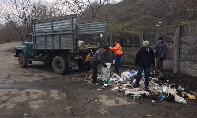 Возле Аляудского моста и на улице Гречишникова убрали стихийные мусорные свалки