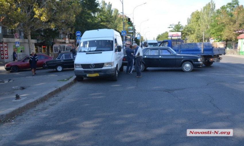 В Николаеве маршрутное такси столкнулось с "Волгой"