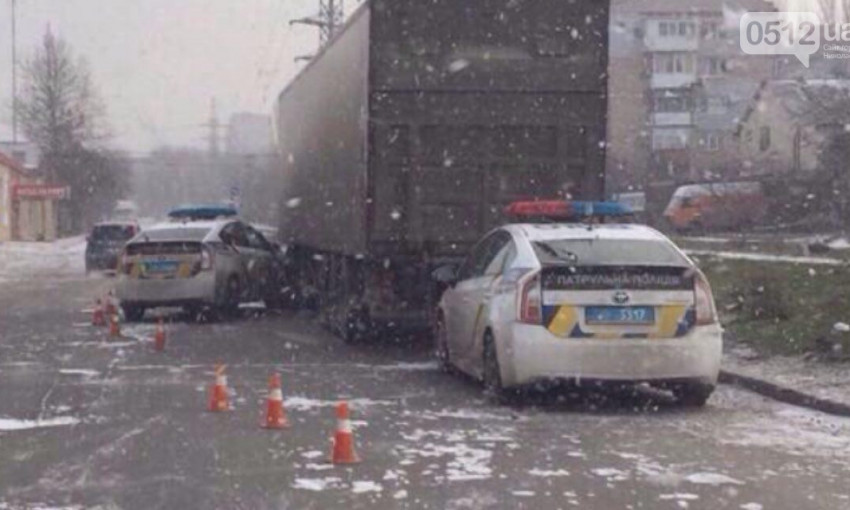 В Николаеве автомобиль полицейских столкнулся с грузовиком
