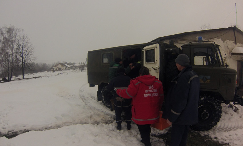 Карета «скорой помощи» с больным инсультом застряла в снежном заносе, на помощь пришли спасатели