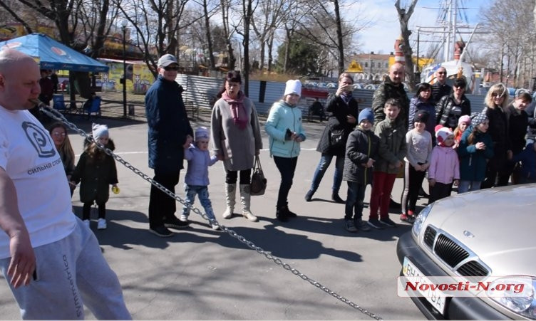 Силач Олег Тягнизуб вместе с маленькими николаевцами протянул зубами автомобиль