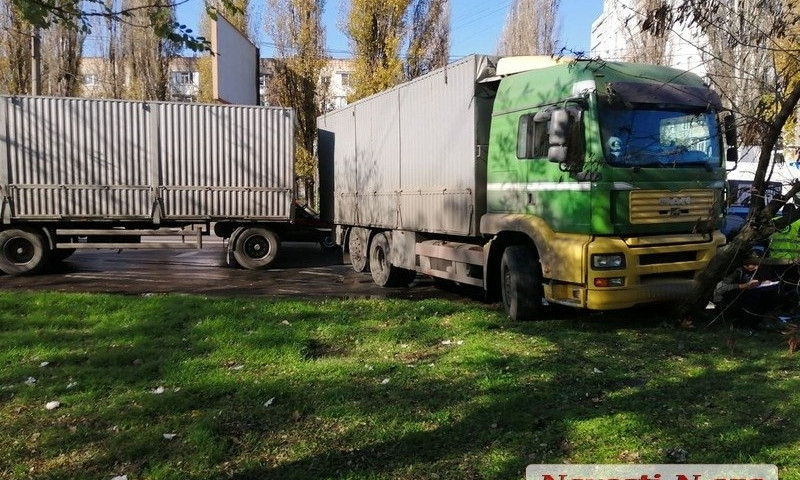 В Николаеве грузовик ударил припаркованный «Киа», слетел с дороги и врезался в дерево