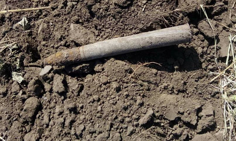 Житель Снигиревки во время полевых работ нашел артиллерийский снаряд