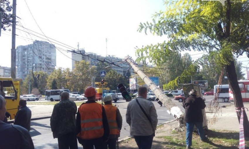 Движение на Центральном проспекте перекрыто из-за падения столба на Садовой