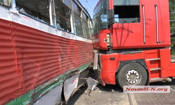 Зерновоз Renault врезался в трамвай №11 в центре Николаева