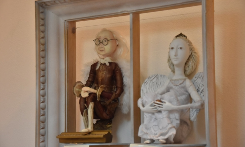 «Выходят за рамки»: в Николаеве открылась выставка работ семьи Маркитан