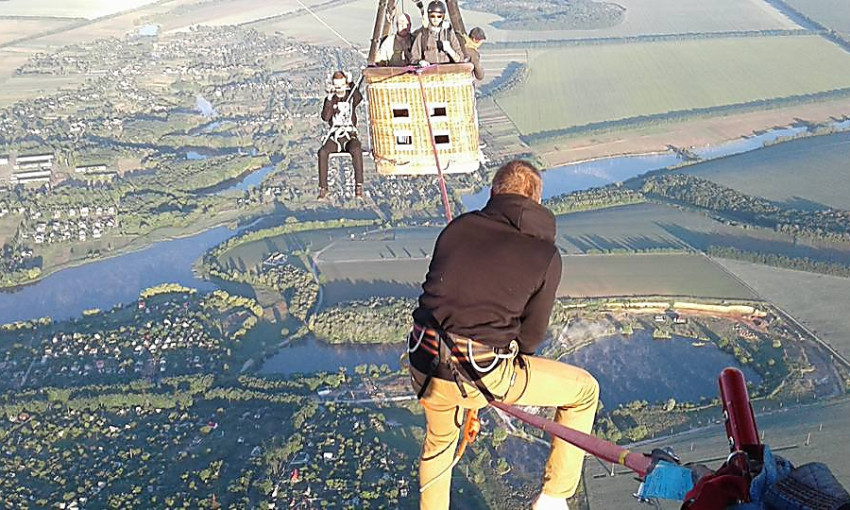 Украинец прошел по канату между двумя воздушными шарами на высоте 660 метров
