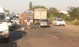 Другим авто на дороге места нет - фуры перекрыли въезды в Николаев со всех сторон (Видео)