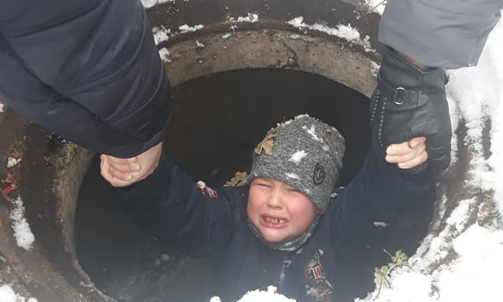 На Лесковой 6-летний малыш упал в открытый люк