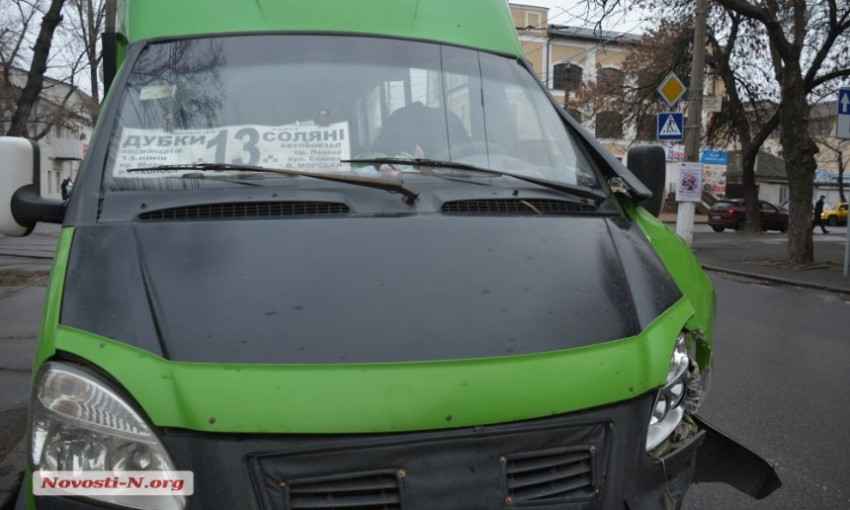 В Николаеве произошло ДТП при участии маршрутного такси и автомобиля "Хюндай"