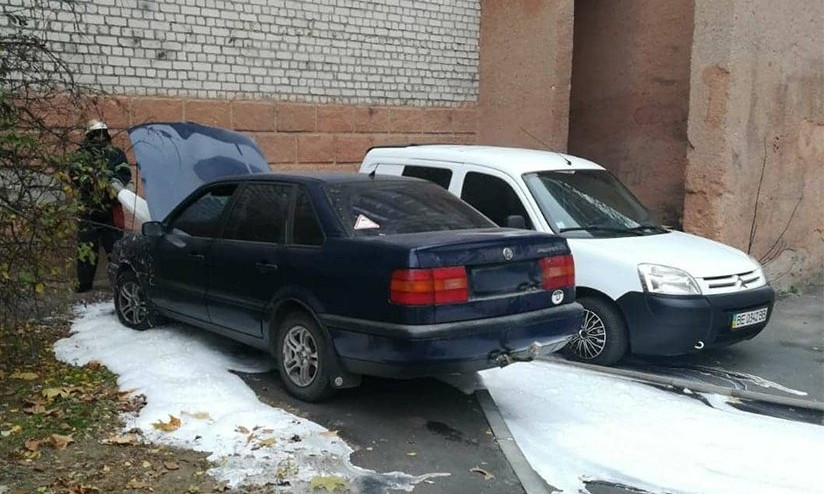 В Николаеве загорелся припаркованный у дома Volkswagen