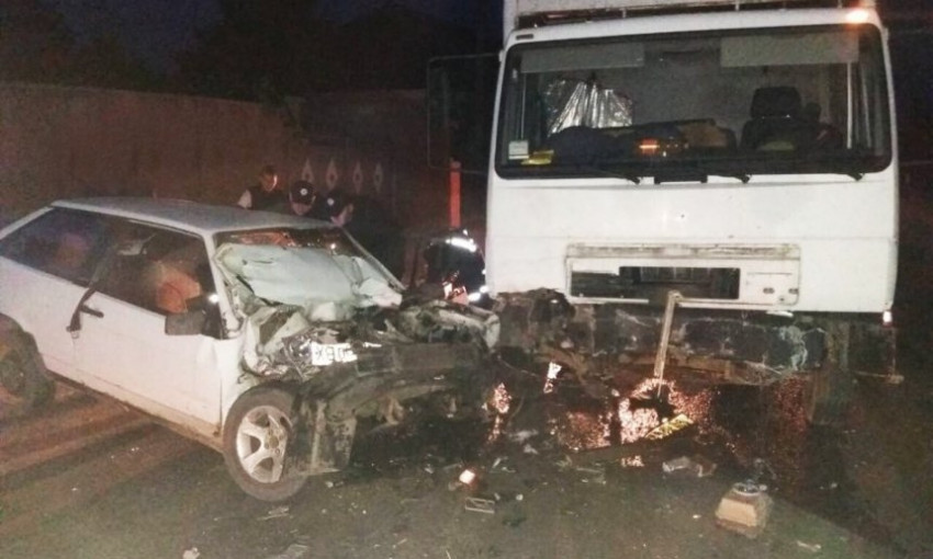 На Николаевщине лоб в лоб столкнулись «ВАЗ» и грузовик: водителя вырезали спасатели