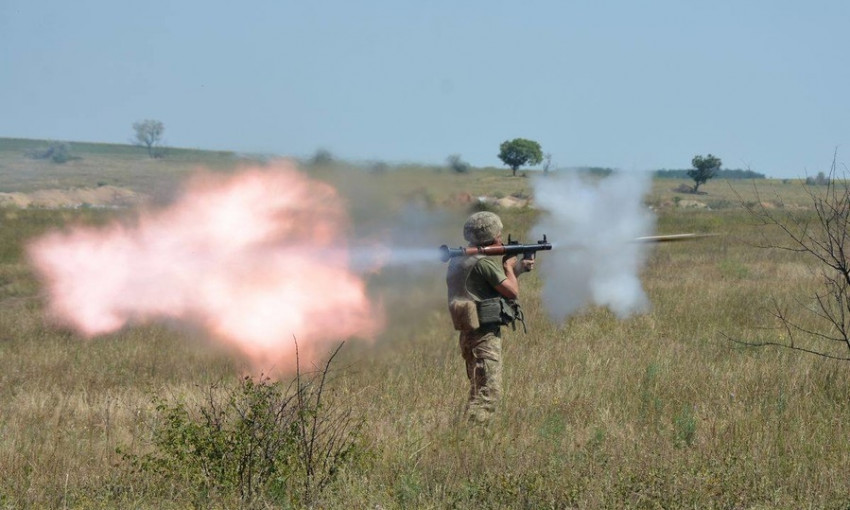 Николаевские десантники огнем из гранатометов и пушек бронетехники «уничтожили» условного врага