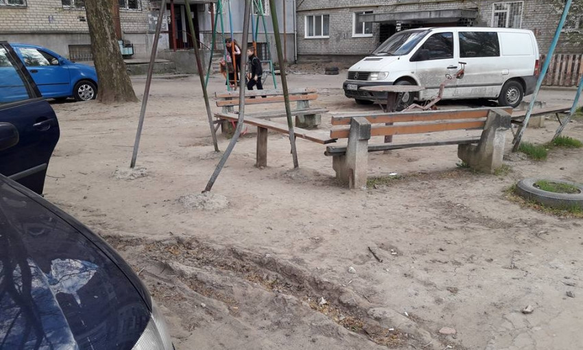 Жители Николаева жалуются на разруху в их дворе и просят городские власти благоустроить территорию