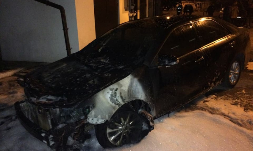 В Николаеве по неизвестной причине сгорел автомобиль Toyota Camry