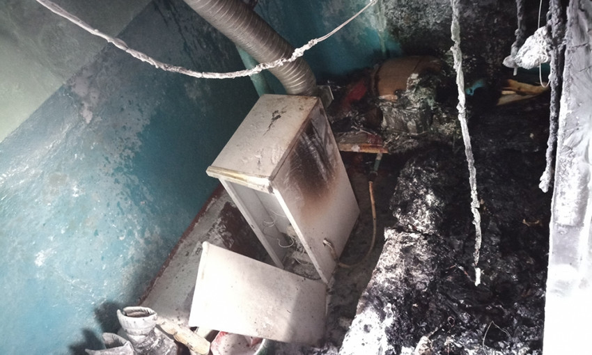 Из-за короткого замыкания электропроводки загорелся дом в селе Казанка