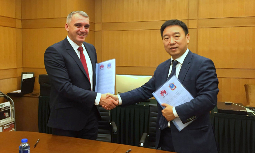 Представители городской власти Николаева подписали договор о сотрудничестве с компанией Huawei