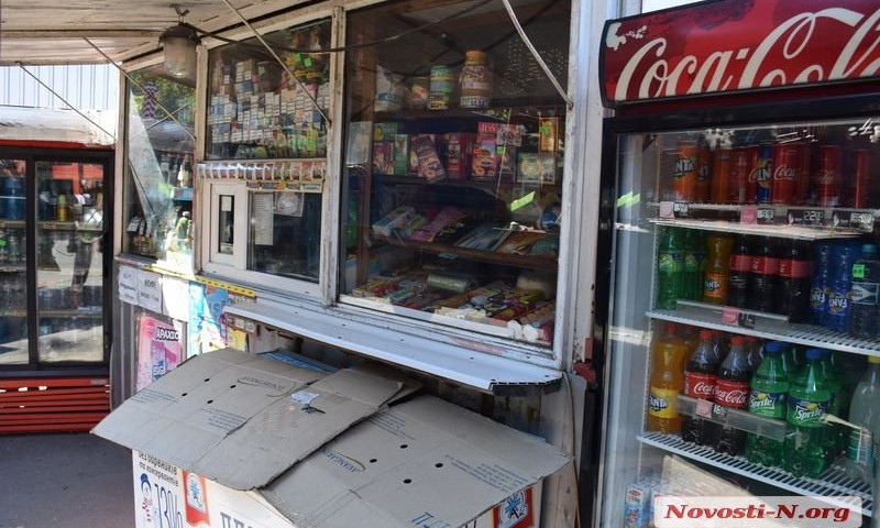 Борьба с МАФами в Николаеве: продавец закрылась в киоске, препятствуя сносу