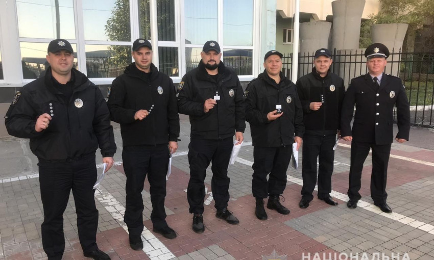 Николаевским полицейским в зоне ООС вручили погоны и награды ко Дню защитника Украины