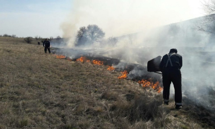 За сутки на Николаевщине спасатели потушили 12 пожаров