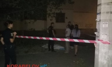 В Николаеве 14- летняя девочка- подросток выбросилась из окна многоэтажки
