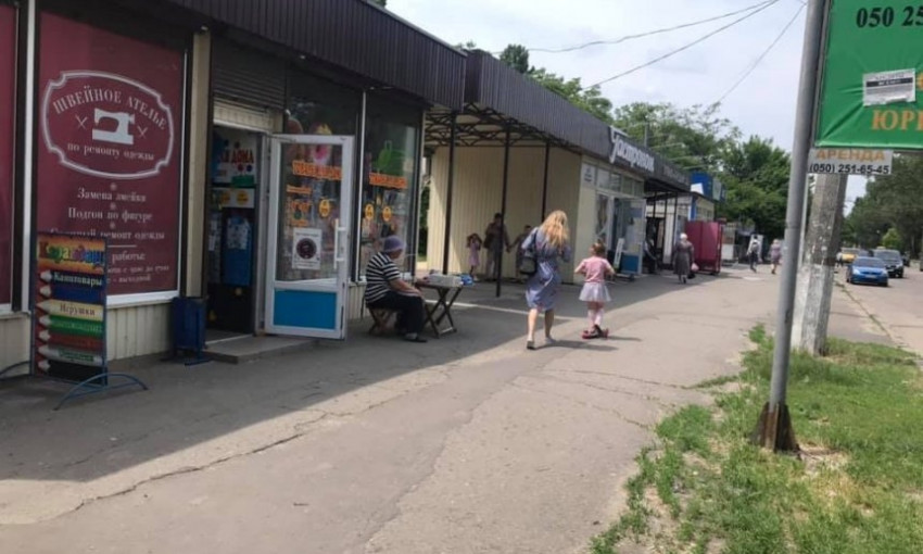 Жительница Николаева пожаловалась на бабушку, продающую сигареты детям прямо на остановке