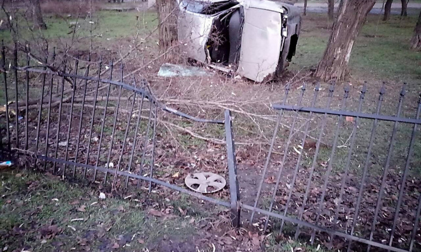 В Николаеве «Mazda», убегая от патрульных, врезалась в забор и дерево – водитель погиб