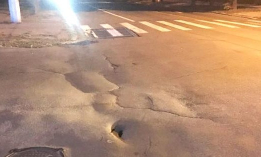 В центре Николаева посреди дороги появилась дыра в асфальте
