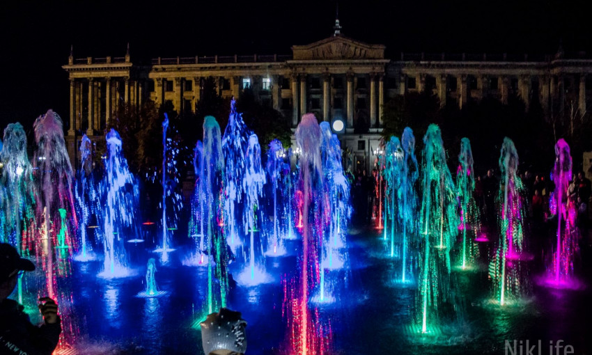 Музыка и яркие краски: как выглядят фонтаны на Соборной площади в вечернее время