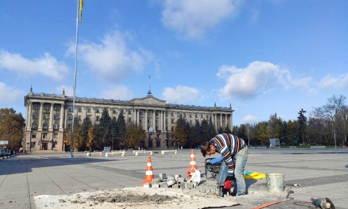На Соборной площади в Николаеве монтируют закладные детали под освещение, которое появится нескоро