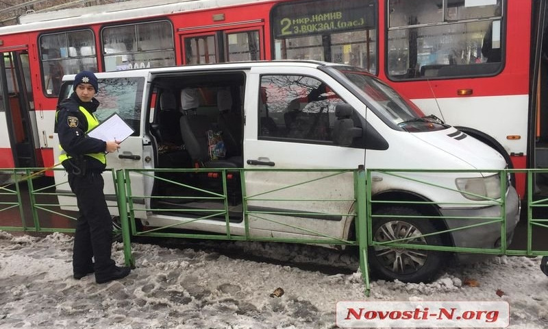В центре Николаева авария: столкнулись микроавтобус и троллейбус. Образовалась пробка