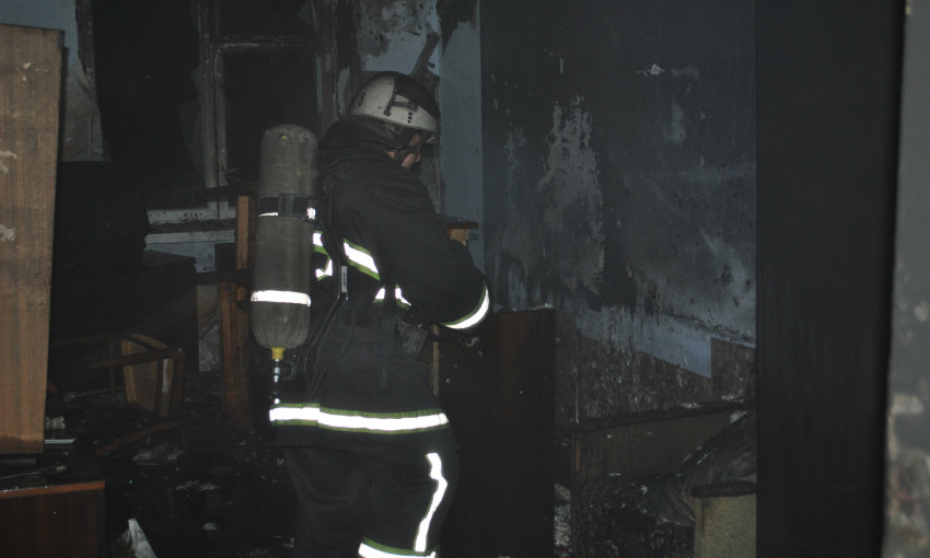 Во время тушения пожара пожарные спасли жизнь пенсионеру