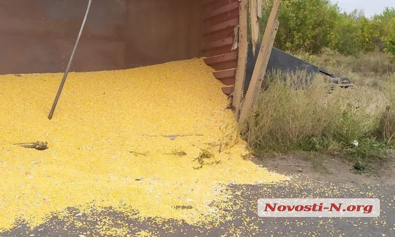 Под Николаевом у КамАЗа оторвался прицеп с кукурузой