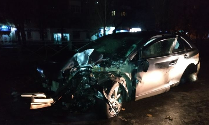 Ночью в центре Николаева «Тойота» врезалась в столб — двое пострадавших
