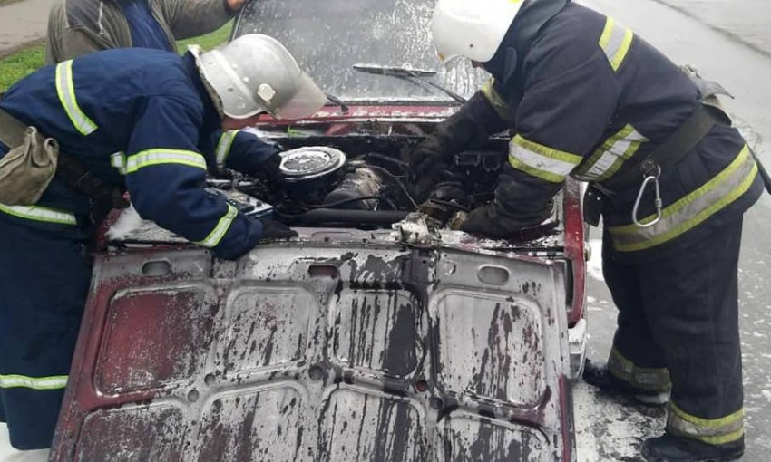 На проспекте Героев Украины загорелся во время движения загорелся легковой автомобиль