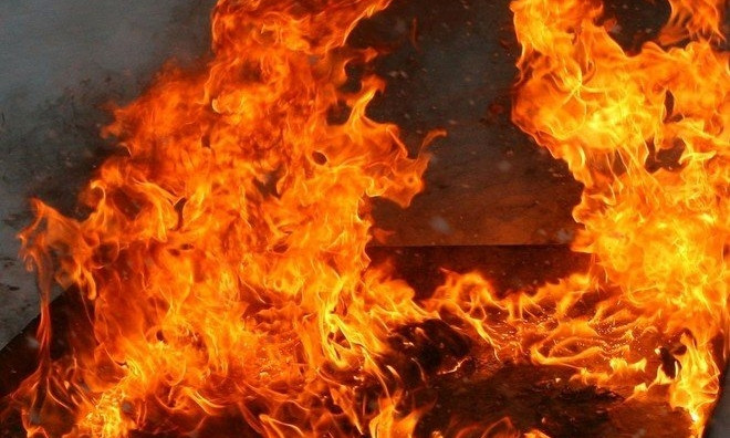 В Первомайске по неизвестным причинам загорелся жилой дом