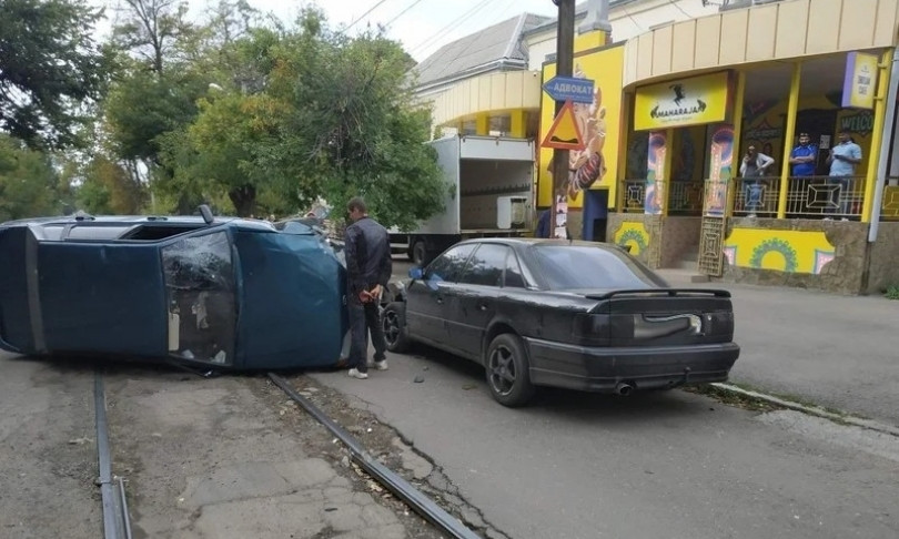 В полиции считают, что водитель «Лады», который перевернулся на Потемкинской, мог быть под воздействием наркотиков