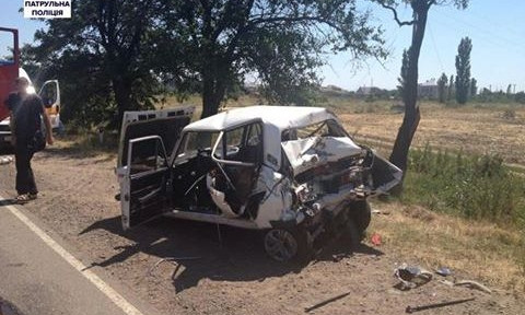 На Николаевщине грузовик раздавил легковушку: существовала вероятность взрыва горючего