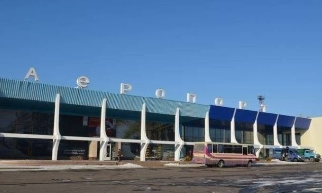 В Николаевский аэропорт «вход запрещен»: гуляет ветер, бродячие животные и разбросан строительный мусор