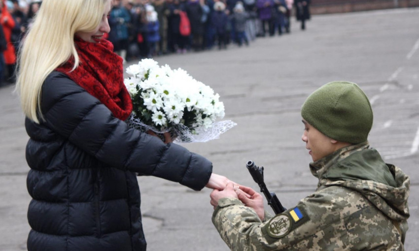 В Николаеве во время присяги солдат предложил своей девушке выйти за него замуж