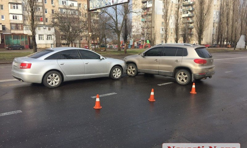 В Николаеве возле строительного рынка столкнулись два автомобиля, затруднен проезд в сторону Херсонского шоссе 