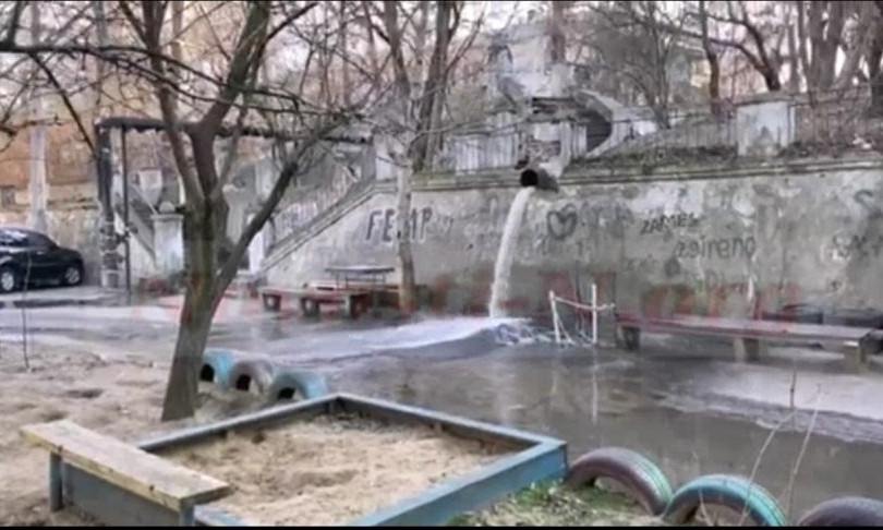 В центре Николаева прорвало водопровод — вода текла несколько часов