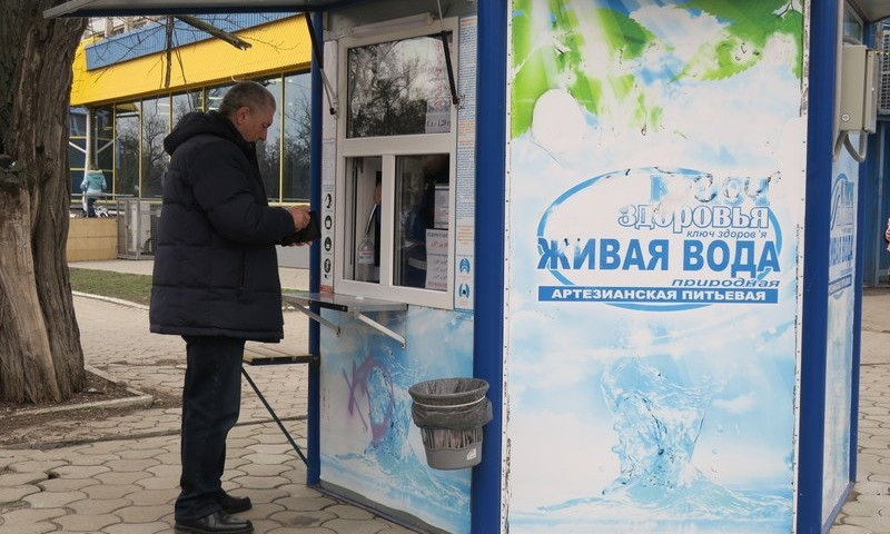 Журналисты выяснили можно ли в Николаеве употреблять воду из киосков