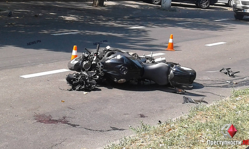 В центре Николаева мотоциклист врезался в мусоровоз