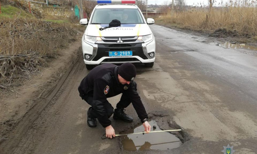 Николаевские патрульные проверяют состояние дорог после непогоды