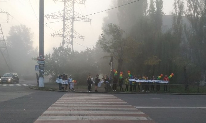В Николаеве школьники устроили мирный пикет с шариками и плакатами.