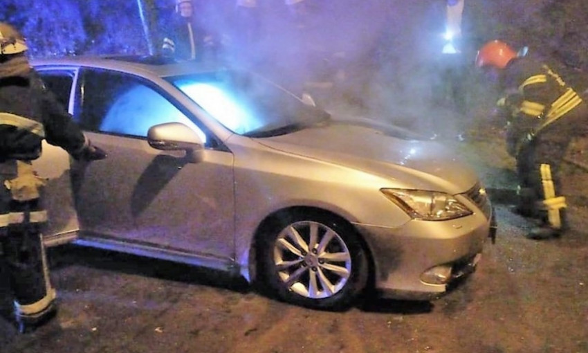 В Николаеве горел припаркованный Lexus