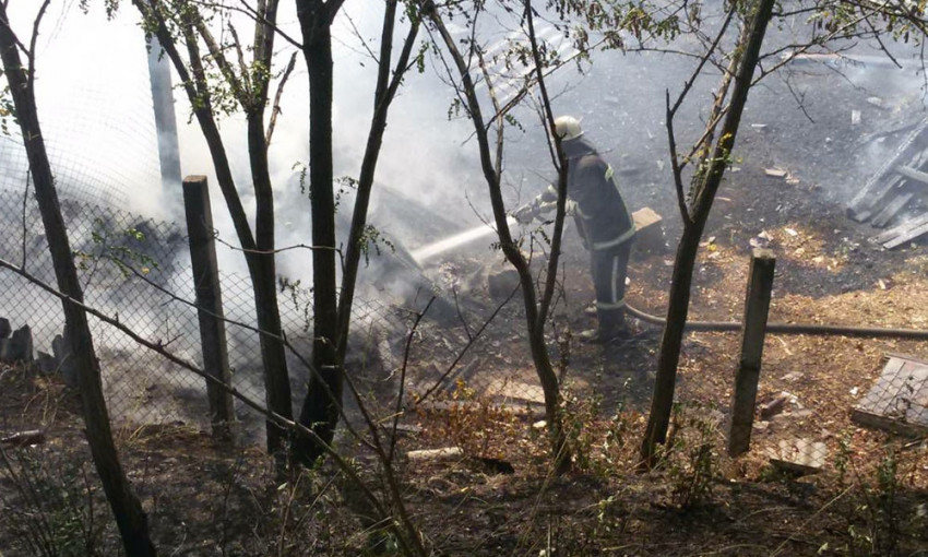 Спасатели погасили пожар на открытой территории площадью 3,5 гектара