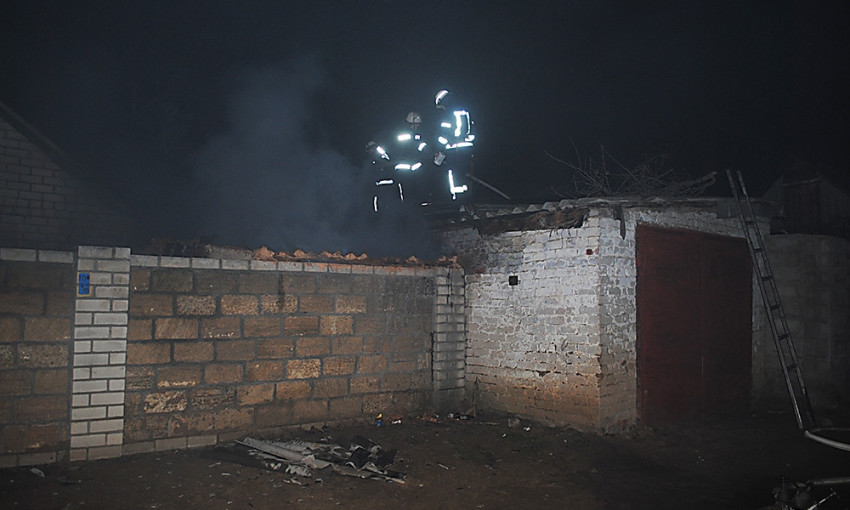 В Николаеве спасатели потушили горящую пристройку жилого дома