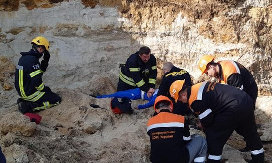 В Николаеве в микрорайоне Терновка  ребенка засыпало грунтом на песчаном склоне, мальчика спасти не удалось